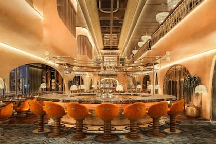 imponente barra del flamante bar The Consul, en Bangkok