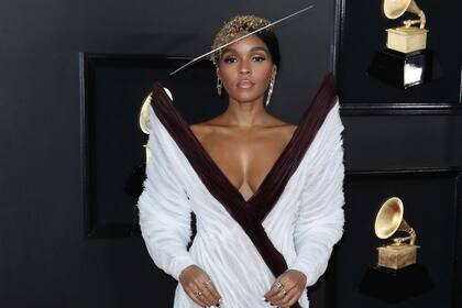 Imponente como siempre. Janelle Monáe lució un vestido asimétrico con bordes marrones, completando el look con un original sombrero. La artista, quien deslumbró en el escenario, estaba nominada en la categoría mejor video y mejor álbum del año por Dirty Computer