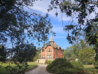 Imponente imagen del casco en Estancia La Raquel.