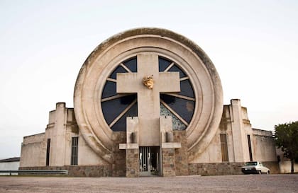 Imponente obra de Salamone en el Cementerio de Saldungaray.