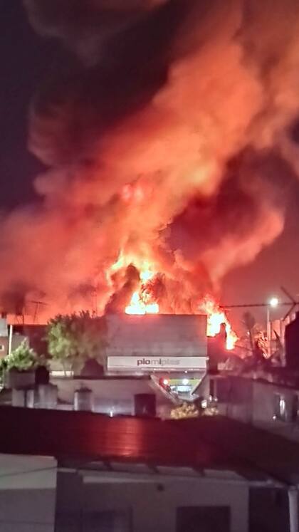 Importante incendio en una fábrica de colchones en La Plata.