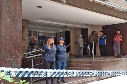 Importante operativo policial en la puerta del edificio de Oscar Thomas