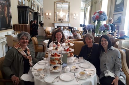 Importantes mujeres en la vida de Daire: su suegra, su hermana, su madre y su esposa, antes de su boda en el Shelbourne hotel, en Dublín.