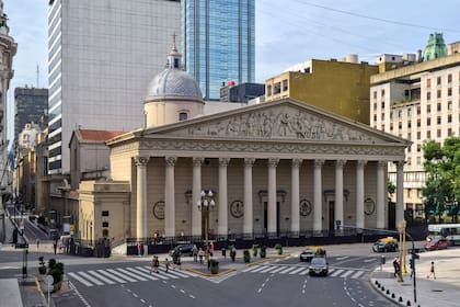 Imposible de obviar, la principal sede de la Iglesia Católica en la Argentina se impone frente a Plaza de Mayo con un pórtico de 12 columnas y una contundente impronta neoclásica.