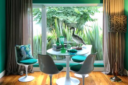 Imposible de pasar por alto la figura del ganso que va rotando por diferentes rincones. La pantalla de la lámpara la realizó con el mismo diseño del empapelado de Kelly Wearstler.