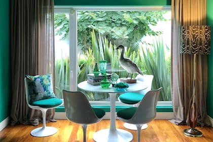 Imposible de pasar por alto la figura del ganso que va rotando por diferentes rincones. La pantalla de la lámpara la realizó con el mismo diseño del empapelado de Kelly Wearstler.