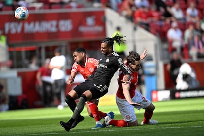 Imposible detener a Olise: en la Bundesliga, mucho menos