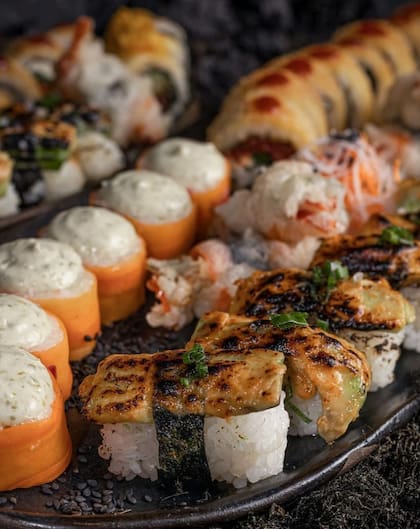 Imposible no tentarse con una bandeja llena del sushi más fresco y creativo.