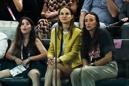 Imposible que pase desapercibida. Natalie Portman ocupó uno de los lugares en las gradas del Bercy Arena para ver a Simone Biles y, aunque no se movió demasiado, el color de su traje sastrero llamó la atención del público de inmediato. La actriz optó por un look elegante para la gran competencia deportiva