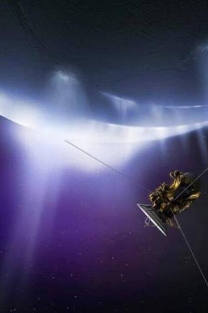 Impresión artística de la nave espacial Cassini volando a través de los penachos que brotan del polo sur de la luna Encélado de Saturno
Foto: NASA / JPL-CALTECH