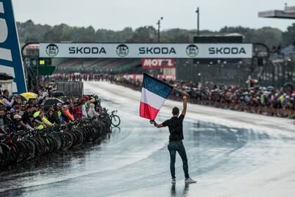 Impresionante imagen de la largada de las 24 heures vélo, en Le Mans.
