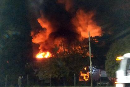 Impresionante incendio en una papelera ubicada en Quilmes Oeste