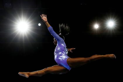 Impresionante: la plasticidad de Biles en esta imagen durante la jornada del domingo en Stuttgart