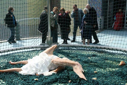 Impresionante repercusión por la obra de un angel caído hiperrealista en China