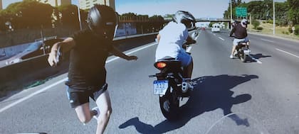 Impresionante robo a un motociclista en plena autopista Riccheri: “Portaban armas de guerra semiautomáticas” .