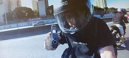 Impresionante robo a un motociclista en plena autopista Riccheri: “Portaban armas de guerra semiautomáticas” .