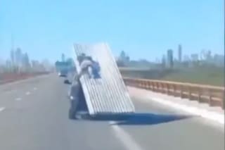 Un hombre viajó acostado sobre unas chapas en plena autopista y quedó grabado