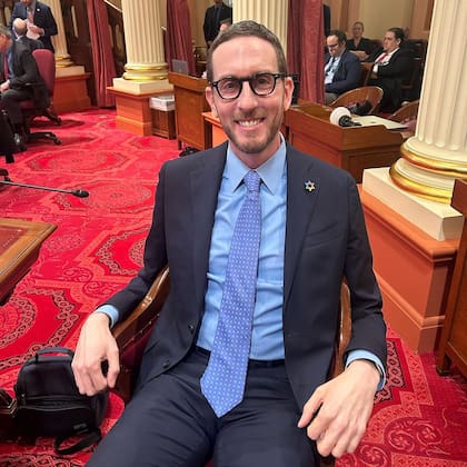 Impulsada por el senador demócrata Scott Wiener (foto), la ley pretende cerrar la brecha legal que otorgaba inmunidad casi total a funcionarios federales