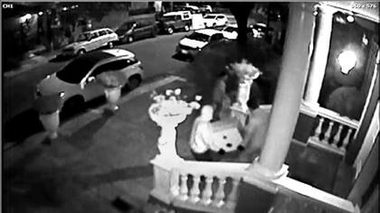 In fraganti: las cámaras grabaron en la puerta de la casa cómo se llevaban la caja fuerte