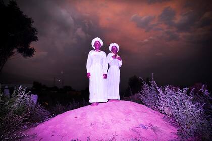 "Tierra de Ibeji" por Benedicte Kurzen y Sanne de Wilde, que recibió el primer premio en la categoría de Retratos, Historias, muestra "Vestidos para la iglesia " En la foto Kehinde Deborah y Taiwo Celestine
