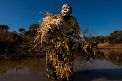 Petronella Chigumbura, que forma parte de un grupo de guardabosques, compuesto solo por mujeres, persigue a cazadores furtivos en el parque natural de Phundundu, en Zimbabue