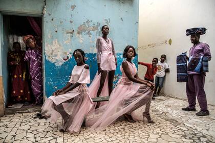 "Dakar Fashion" fue galardonado con el primer premio en la categoría de Retratos, Singles, muestra a Diarra Ndiaye, Ndeye Fatou Mbaye y Mariza Sakho, modelos con trajes del diseñador Adama Paris