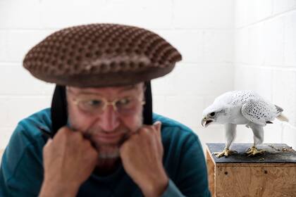 "Los halcones y la influencia árabe" para National Geographic, que recibió el primer premio en la categoría Naturaleza, Historias, muestra al criador Howard Waller junto a una de sus aves