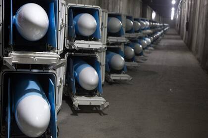 Misiles en una instalación de almacenamiento subterráneo en Irán, cuyo gobierno habría ayudado a Hamas en su capacidad militar