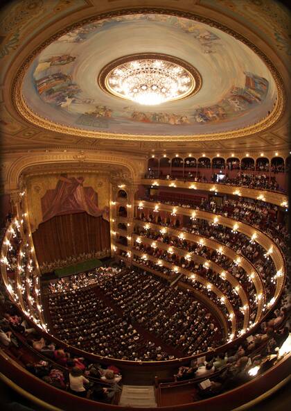 Inaugurado en 1908, el Colón es considerado uno de los teatros con las mejores salas acústicas del mundo: en su escenario se presentaron de Luciano Pavarotti, Plácido Domingo y Enrico Caruso a Rudolf Nureyev y Mikhail Baryshnikov