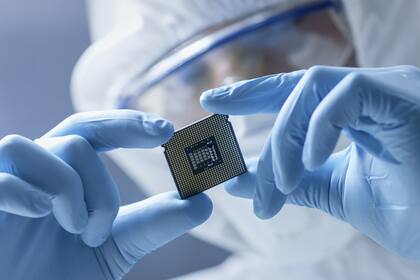 Aunque Trump busca repatriar fábricas y empleos industriales, muchos de los puestos actuales en el sector manufacturero requieren trabajadores calificados, capacitados para operar tecnología avanzada y sistemas automatizados