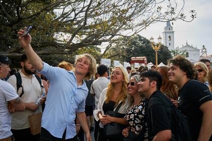 Inaki Gutiérrez y Eugenia Rolón en el acto para afiliar a La Libertad Avanza en Recoleta.
