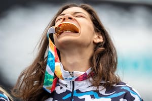 ¿Por qué los atletas muerden las medallas?