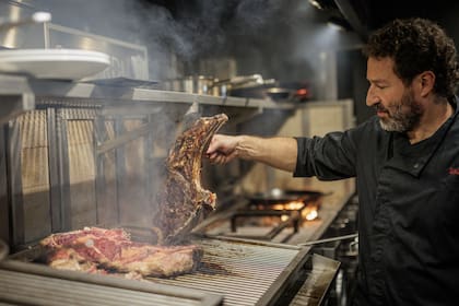Iñaki López de Viñaspre, al frente de Berria, con una parrilla Josper de cinco metros como corazón del salón