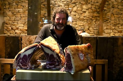 Iñaki López de Viñaspre, referente de Sagardi y Berria, junto a cortes madurados de vaca vieja