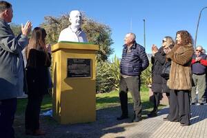 Iñaki Unamuno, en ocasión de la inauguración de su propio busto en la plaza de Macachín. 2019.