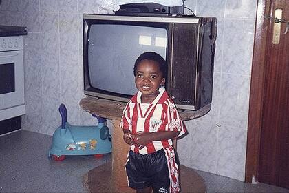 Iñaki Williams, de pequeño, con los colores de toda su vida: los de Athletic de Bilbao