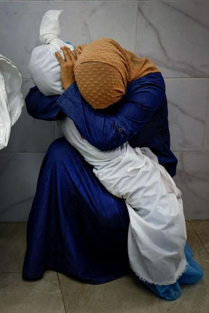 Inas Abu Maamar acuna el cuerpo de su sobrina Saly