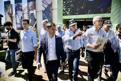 El gobernador Axel Kicillof, acompañado por los ministros nacionales Eduardo de Pedro (Interior) y Julián Domínguez (Agricultura) en una recorrida