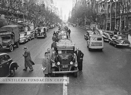 Inauguración de la línea 501 de taxis colectivos en la Avenida de Mayo. Hacía el recorrido Correo Central-Liniers, fue creada como servicio de emergencia para mejorar el transporte en la ciudad, pero tuvo corta vida.