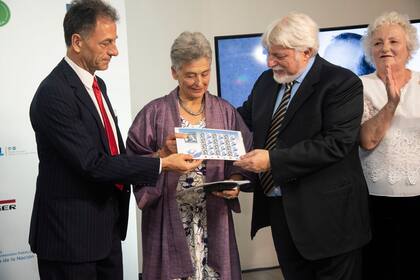 El presidente del Congreso Judío Latinoamericano, Adrián Werthein, rinde tributo a Johannes Schwarzenberg regalando estampillas conmemorativas al embajador y a su madre