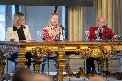 Inauguración de la muestra fotográfica sobre la Antártida de Paola Marzotto, consuegra de la princesa Carolina de Mónaco en la Legisllatura de la Ciudad de Buenos Aires.