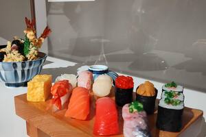 La muestra para descalzarse y sentarse mientras se aprecia sushi de cera y arte ultradetallista