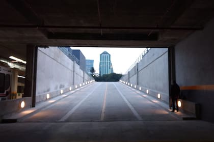 En el primer subsuelo, hay capacidad para colocar 46 colectivos y tiene una oficina de personal, sanitarios, sala de estar y comedor para los choferes