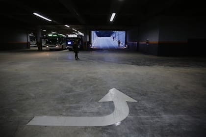 El nuevo estacionamiento es una playa subterránea que tiene 22.000 metros cuadrados de extensión y se encuentra debajo de una de las plazas del Parque del Bajo