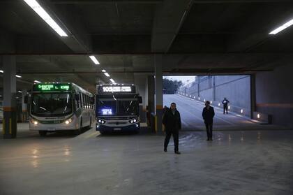 El estacionamiento funciona en dos niveles: uno destinado a los colectivos de las líneas 105, 146 y 159, y otro para vehículos particulares del Poder Ejecutivo Nacional
