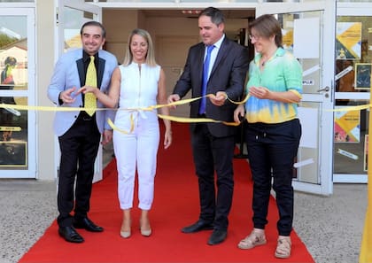 Inauguración del Festival de Teatro Larroque 2023, con Nazareno Molina, su organizador e ideólogo; María Laura Stratta, vicegobernadora de Entre Ríos; Leonardo Hassell, intendente; y Analía Duarte, secretaria de gestión cultural y educativa del pueblo