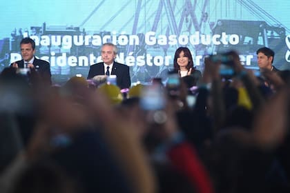 Inauguración del Gasoducto Presidente Néstor Kirchner (GPNK), en la que encabezan el acto, el presidente Alberto Fernández, la vicepresidenta Cristina Fernández de Kirchner y el ministro de Economía y precandidato presidencial, Sergio Massa.