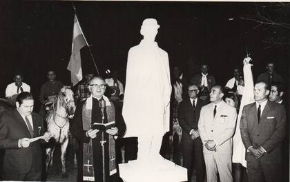 Inauguración del monumento al coronel Denis en 1969 en San Jerónimo del Sauce, con motivo del centenario de su fallecimiento.