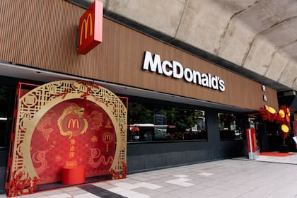 Inauguración del nuevo McDonald´s inspirado en la cultura asiática en la histórica esquina de Pampa y la vía.