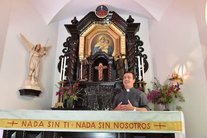 El padre Marcelo Gallardo en el santuario